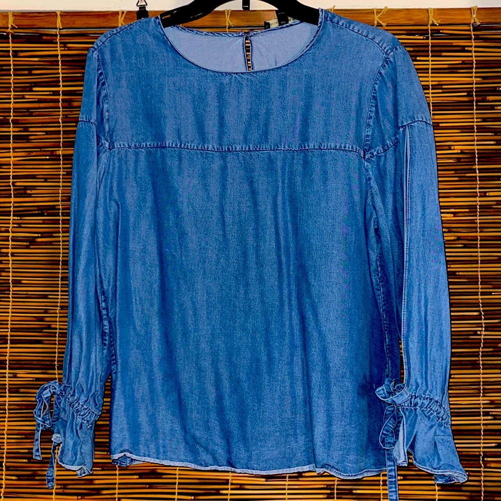 Beautiful Banana Republic Denim Popover sleeve tie blouse!!